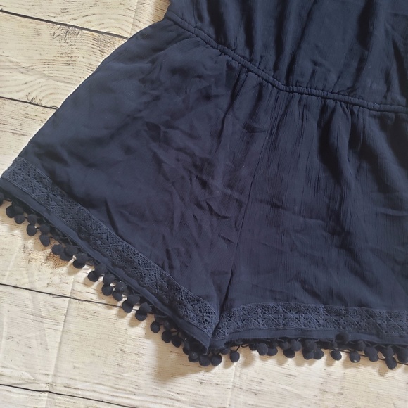 AMERICAN EAGLE floral lace pompom hem romper - Picture 3 of 8